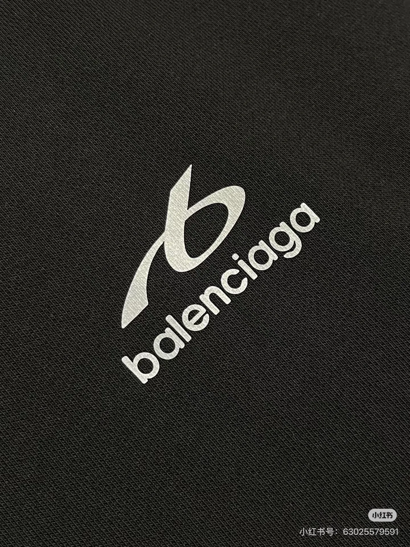Style No. 2209 Style: Balenciaga small label embroidered hooded sweatshirt Color: Available in Black and Cream White Style: Loose shoulder wide version, same style for men and women, not picky on body shape, with a full, lazy and relaxed feel. Fabric technology: Selected 420g high-weight pure cotton terry fabric, thick and impermeable, soft and delicate to the touch. The logo is simply embroidered on the chest, and the stitching is dense and neat, making it difficult for the thread to come off. The hat has double-layer splicing, a large kangaroo pocket, the drawstring details are in place, and the cuffs and hem are tightly threaded to prevent them from loosening and deforming after long-term wear. Design highlights: Minimalist chest reflective design, no complicated printing, low-key and high-end. Basic black and white Classic color matching, Versatile is eye-catching and not easy to clash with in daily life. The loose cut makes the upper body look slimmer and is very tolerant to all body shapes. Wearing scenarios: Suitable for daily commuting, shopping, and traveling. The bottoms can be paired with jeans, sports pants, or skirts. They can be worn alone. They also look great when paired with a jacket in autumn and winter. A pair for couples will create a great atmosphere.